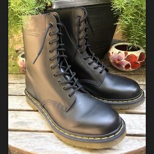 Dr. Martens hi Top 10-Eye Lace Black Boots